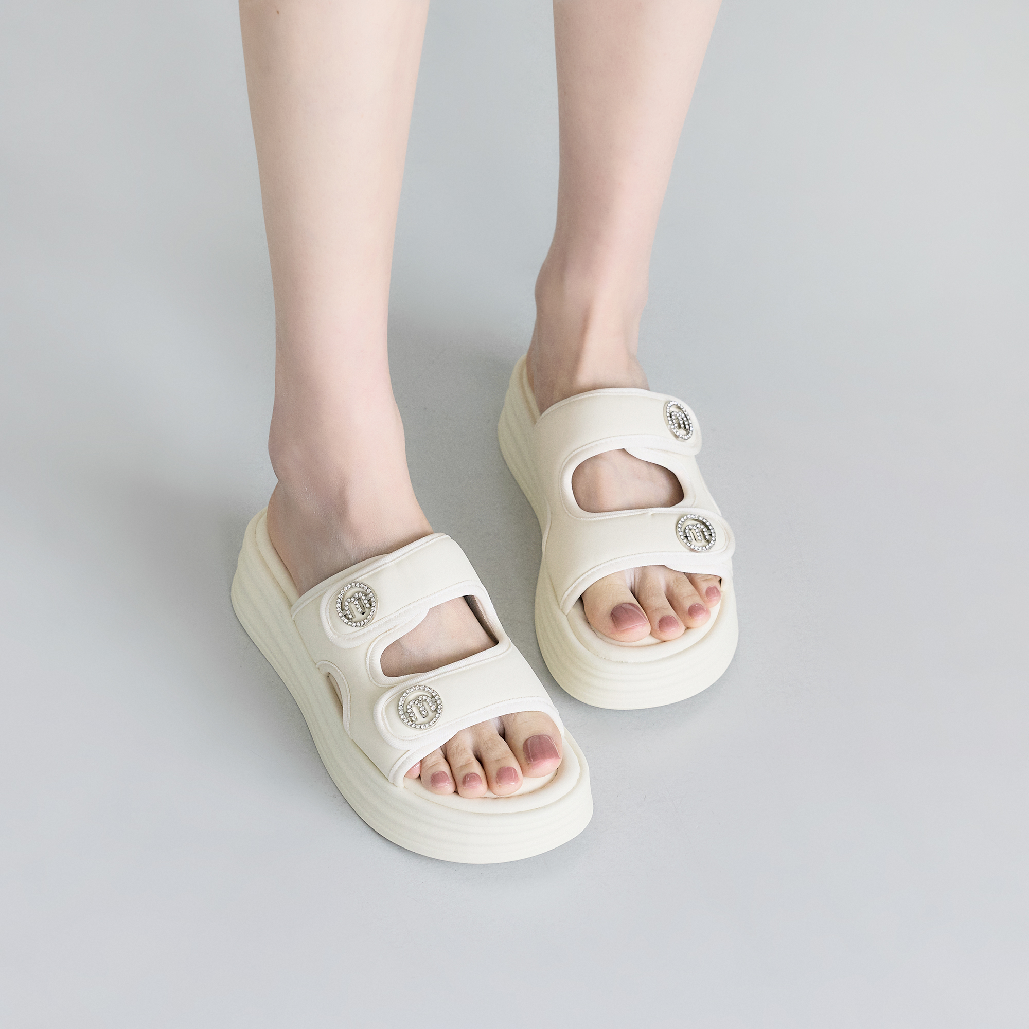 에스유니 여성용 큐빅 포인트 벨크로 스트랩 통굽 키높이 슬리퍼 4.5cm - 상품 이미지