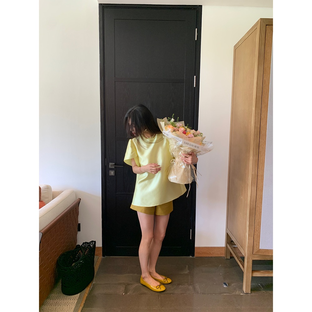 라운드넥 새틴 반팔블라우스 유니크셔링소매 루즈핏 고급소재 여름 레몬옐로우 - 상세 이미지 5