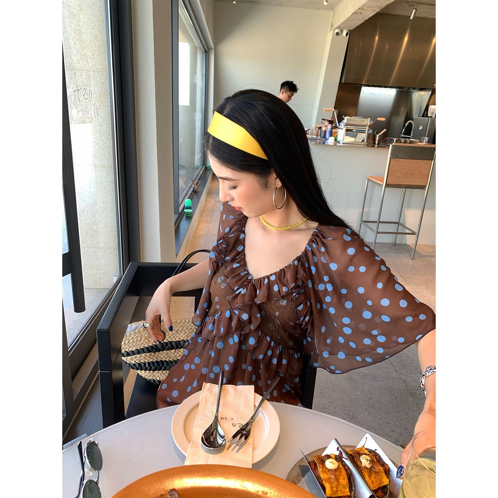 브이넥 프릴 반팔블라우스 땡땡이 레이스브라포인트 슬림핏 시원소재 여름 브라운 - 상세 이미지 2
