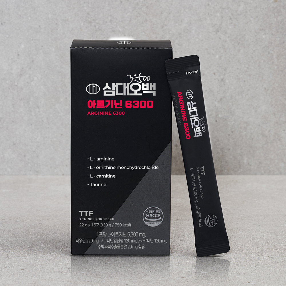 아르기닌 6300 박스 옆에 이지컷 기능의 검은색 스틱형 제품이 기울어 놓인 각도 촬영