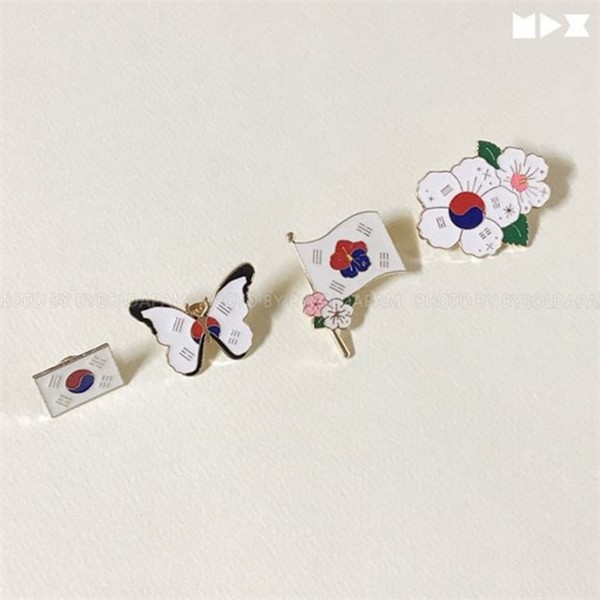 나비 태극기 뱃지 디자인 무궁화 뱃지 대한민국 국경일 광복절 삼일절 - 상품 이미지