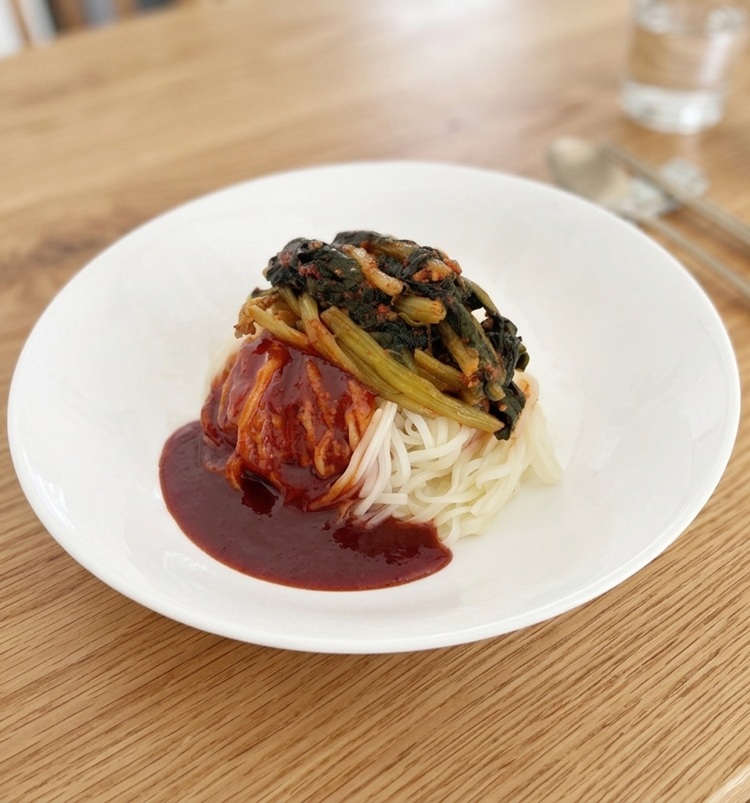 국내산 열무 비빔국수 면 시원 매콤 라투이 요리 캠핑장 낚시 차박 간편식 밀키트 351g - 상품 이미지