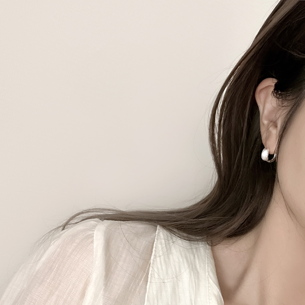 silver925 무광 스크래치 강낭콩 원터치 링 귀걸이 실버925 여자은귀걸이 - 상세 이미지 4