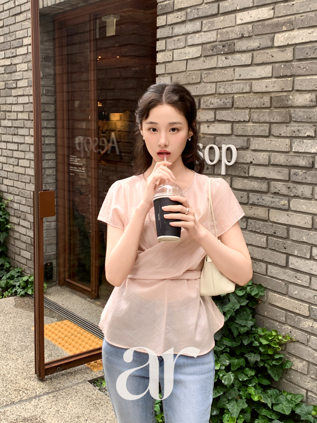 (국내제작) 크로스 꼬임 백 리본 스트랩 반팔 블라우스 bs8838 - 상세 이미지 3