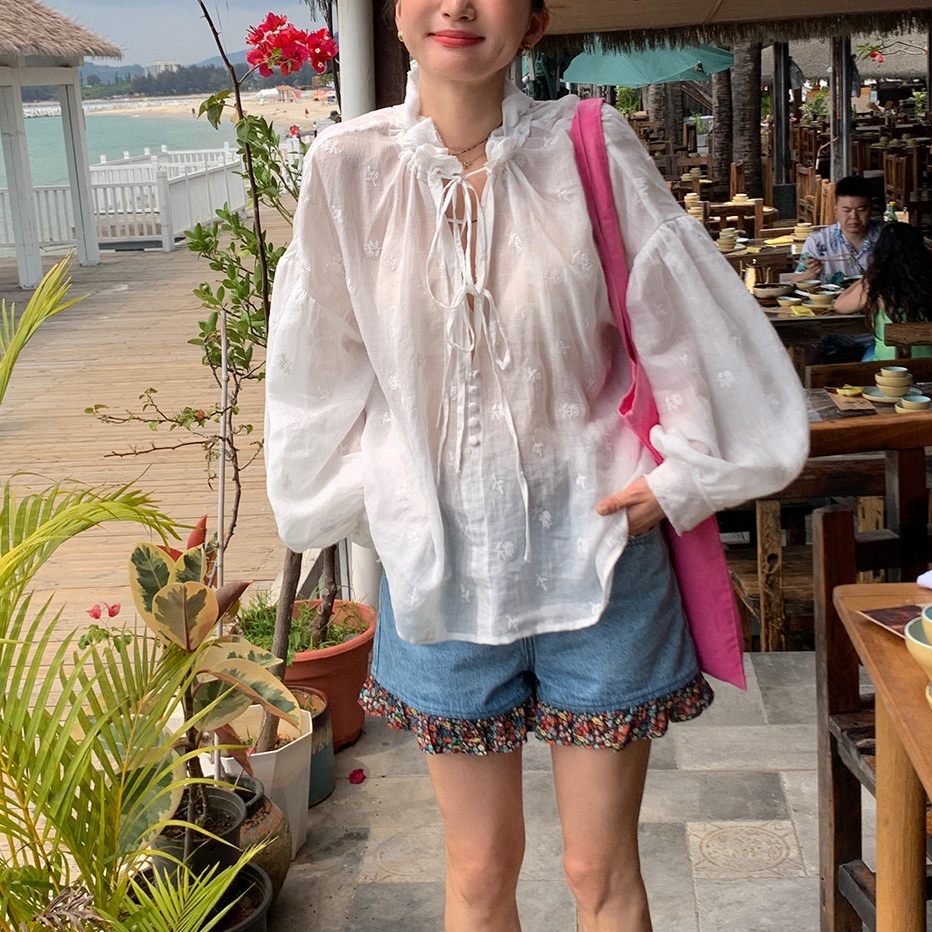 린넨100 꽃자수패턴 프릴라운드넥긴팔블라우스 싸개단추 퍼프소매 리본장식 루즈핏 화이트 - 상품 이미지