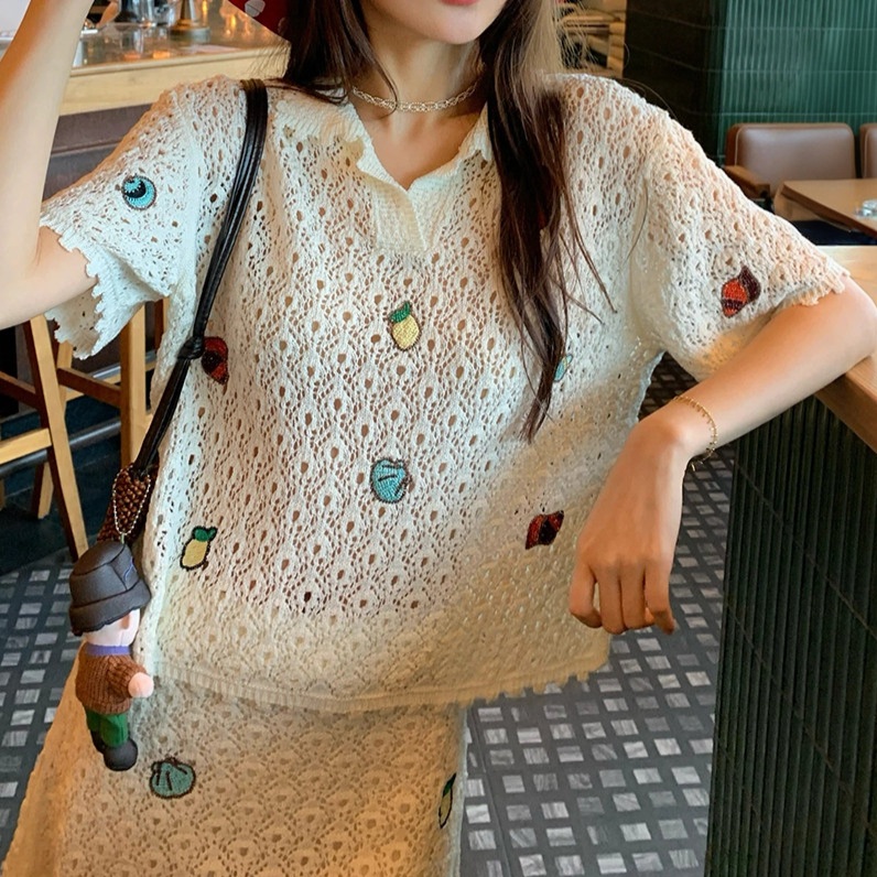 큐빅컬러풀자수 카라있는 펀칭반팔니트 귀여운디자인 루즈핏 여름 시원소재 화이트 - 상품 이미지