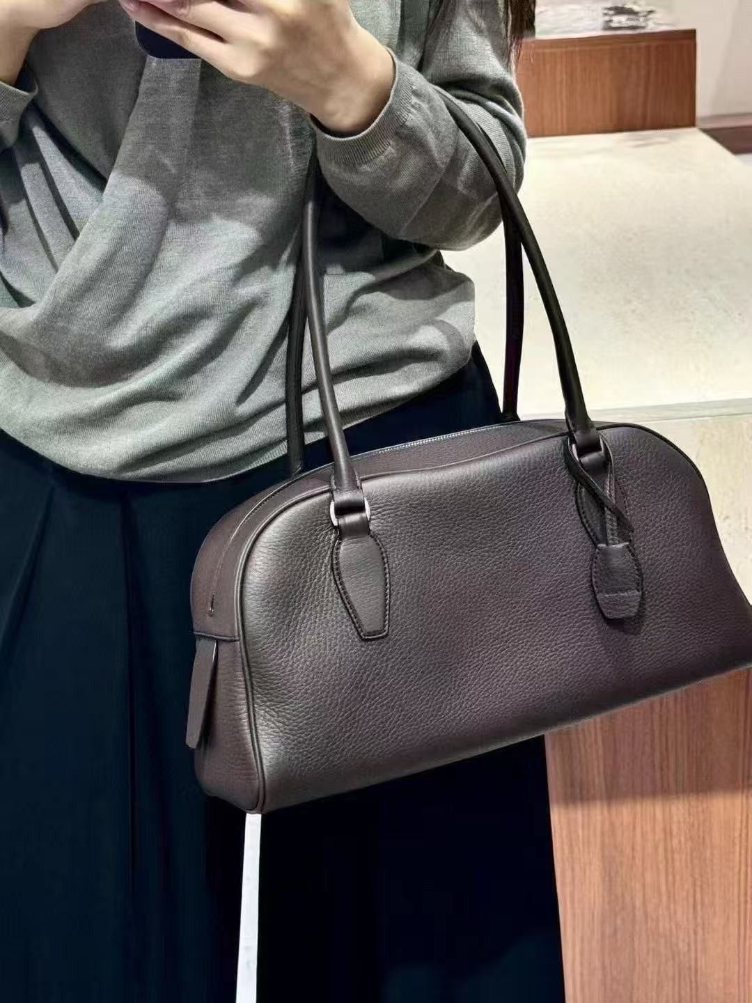 메이크픽 소프트 천연소가죽 리치패턴 숄더백 대형수납 보스턴백 - 상품 이미지