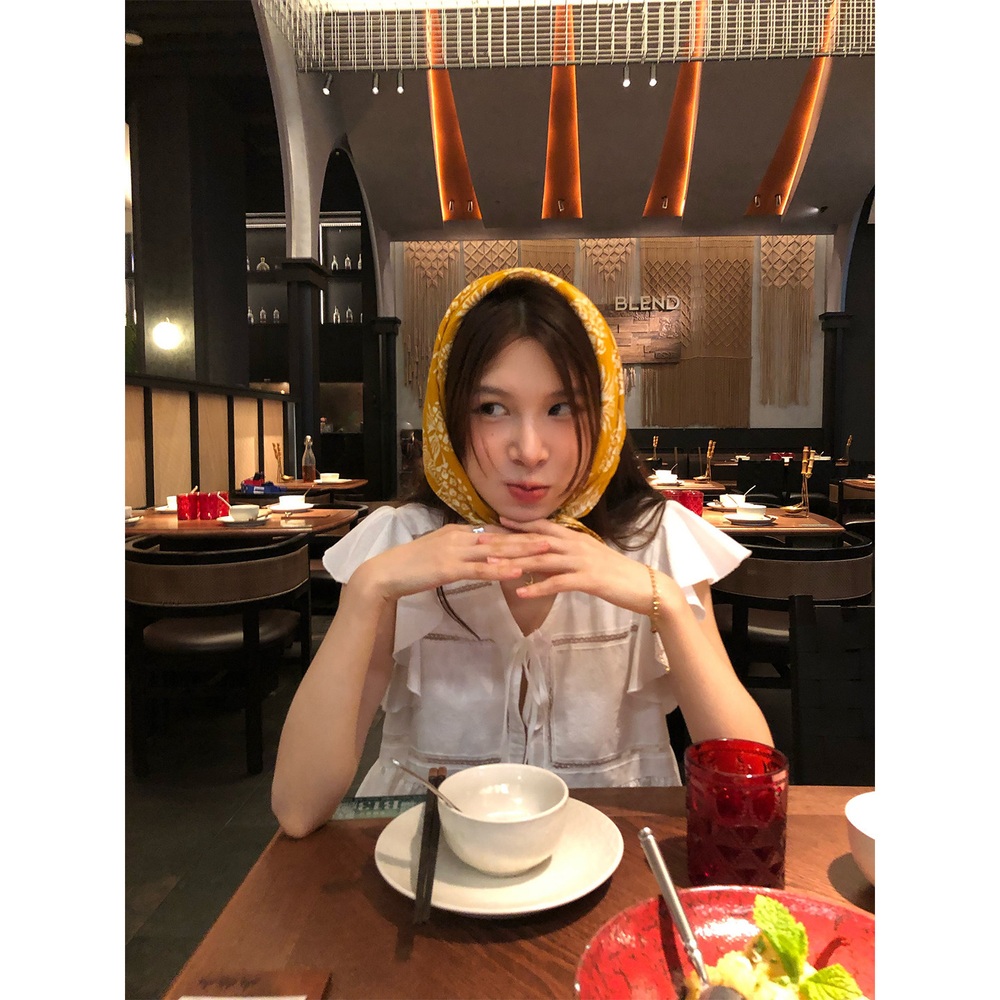 브이넥 반팔캡소매 프릴블라우스 앞트임 꽃자수 펀칭레이스 리본끈 면리넨혼방 여름 화이트 - 상세 이미지 4