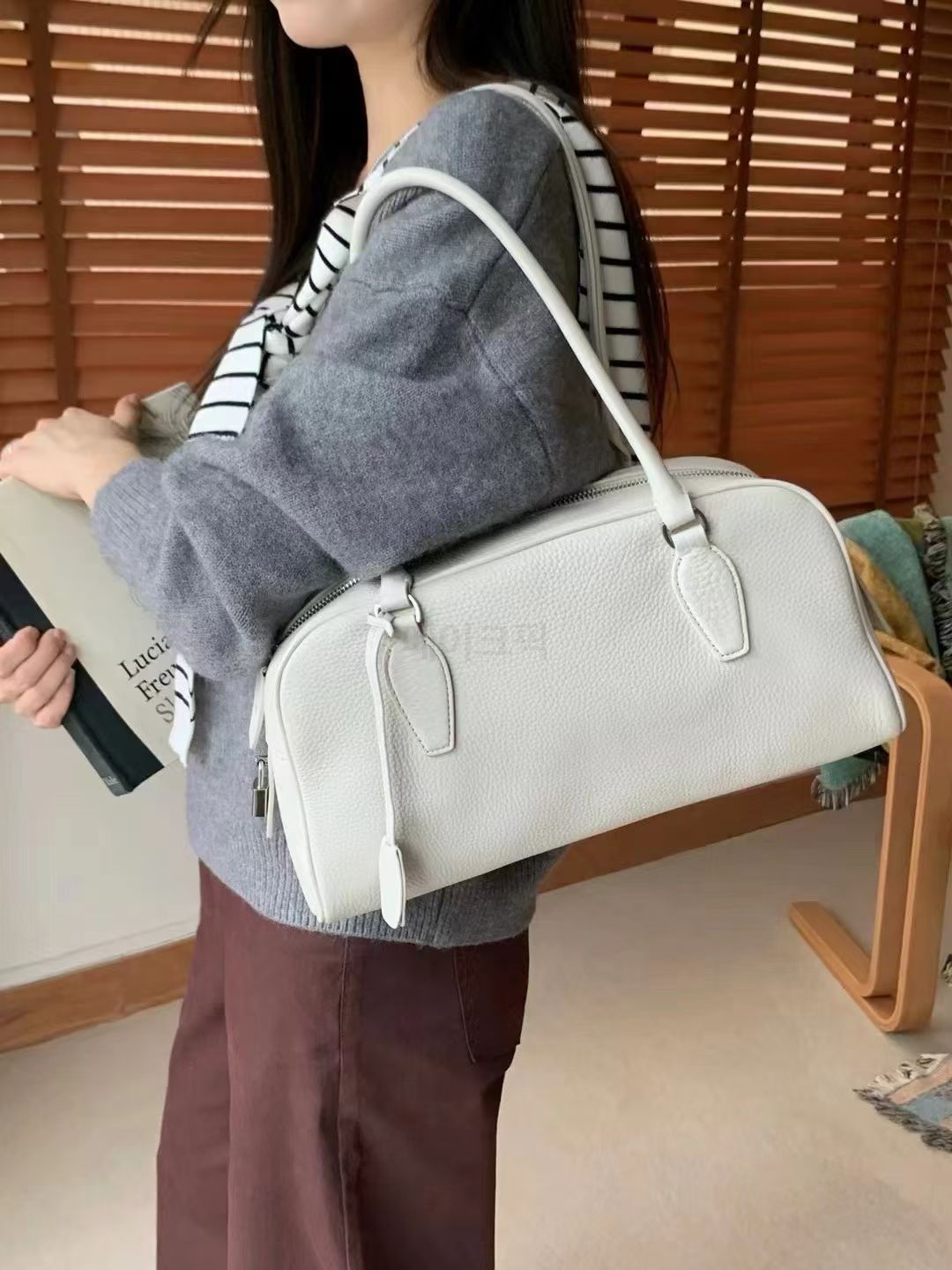 메이크픽 소프트 천연소가죽 리치패턴 숄더백 대형수납 보스턴백 - 상세 이미지 2