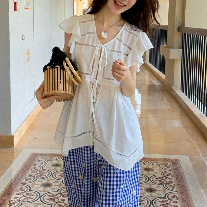 브이넥 반팔캡소매 프릴블라우스 앞트임 꽃자수 펀칭레이스 리본끈 면리넨혼방 여름 화이트 - 상품 이미지