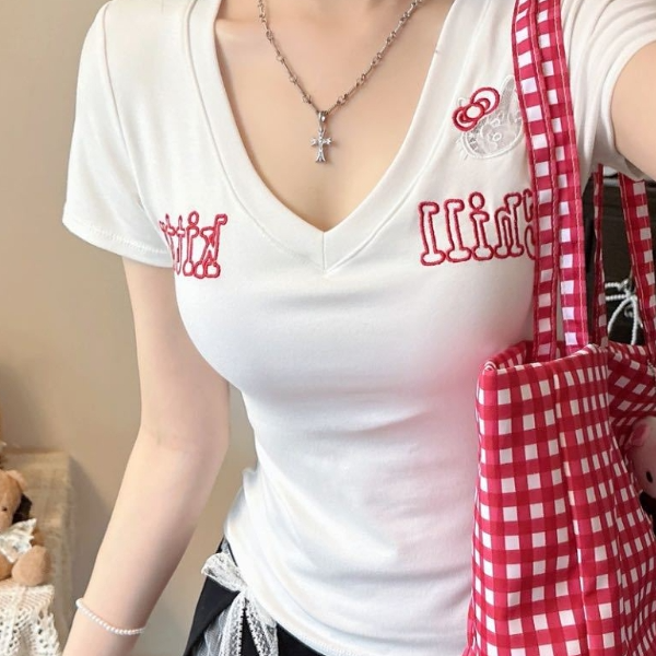 캡내장 브이넥 반팔 티셔츠 여리핏 자수 포인트 노브라 여름 스판 상의 데일리룩 - 상품 이미지
