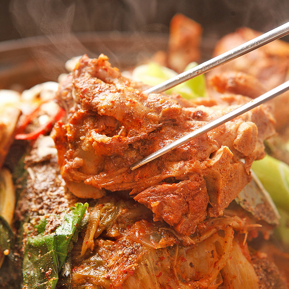 토해원 얼큰한 우거지 뼈해장국 국내산 살이 많은 돼지목뼈 밀키트 1kg 2kg 3kg - 상세 이미지 2