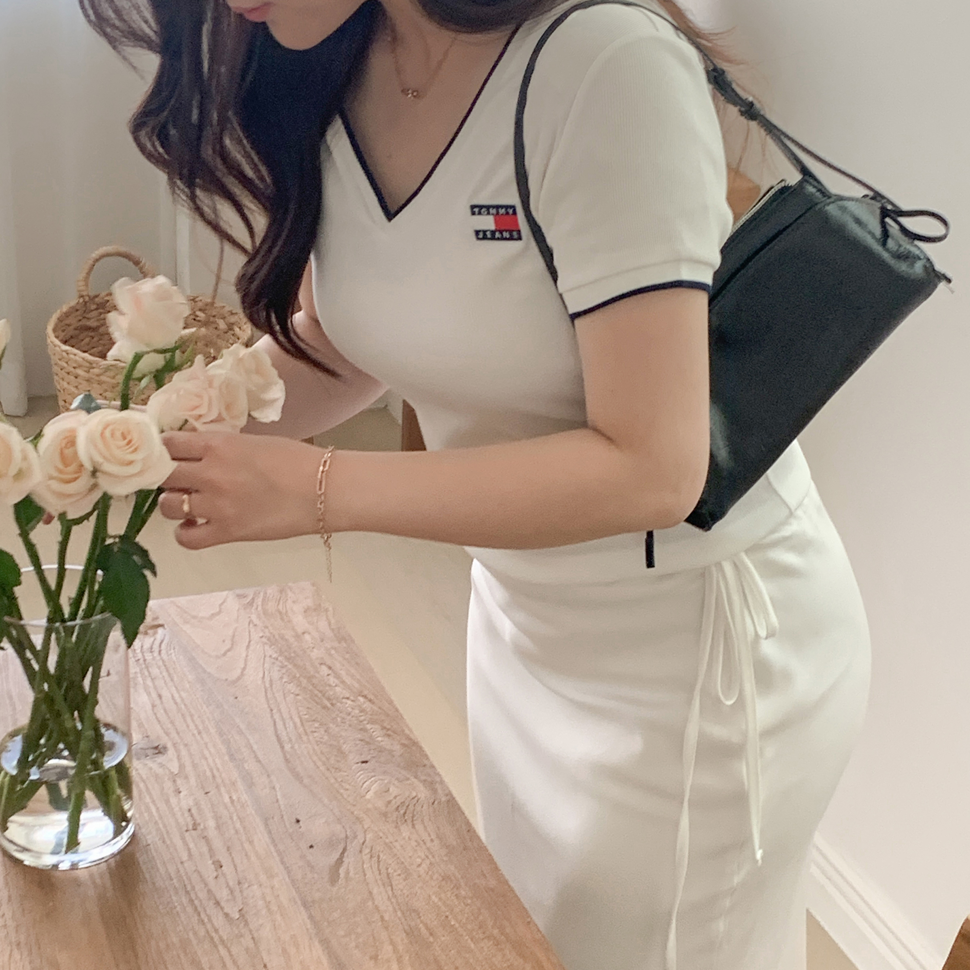 타미힐피거 진스 여성 브이넥 반팔 티셔츠 이미지 8