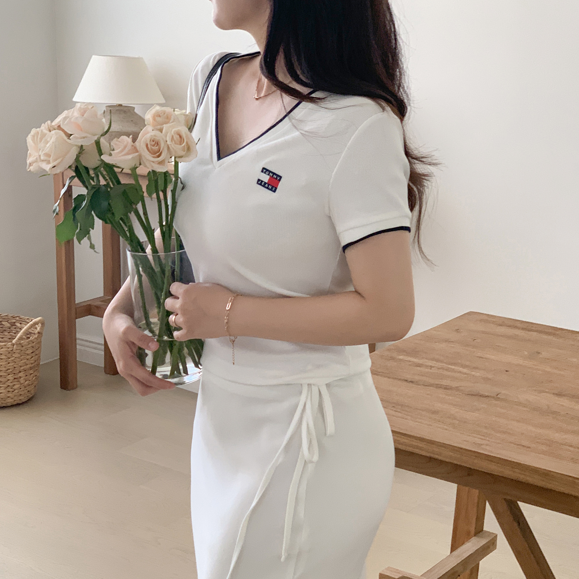 타미힐피거 진스 여성 브이넥 반팔 티셔츠 - 상세 이미지 2