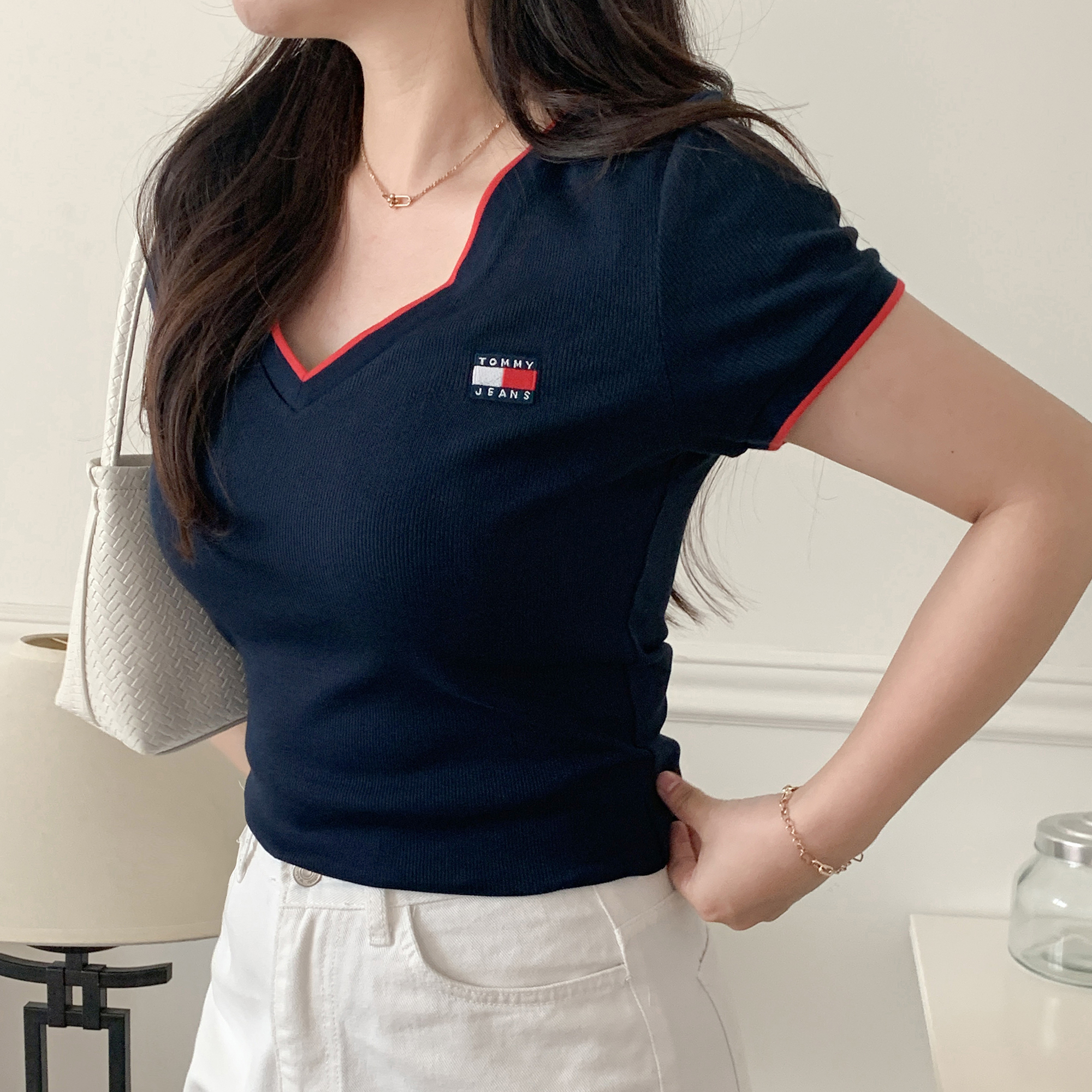 타미힐피거 진스 여성 브이넥 반팔 티셔츠 - 상세 이미지 5