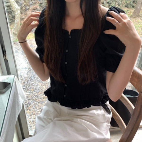 여성 스퀘어넥 블라우스 반팔 러플 장식 여름 데일리 캐주얼 여성스러운 코디 블랙 - 상세 이미지 4
