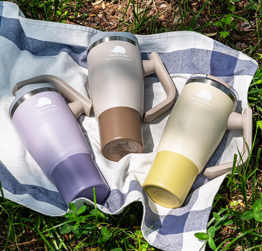 [스칸디나비안 포레스트] 고슴도치 스윙 핸들 텀블러 950ml 듀얼캡 대용량 텀블러 - 상품 이미지