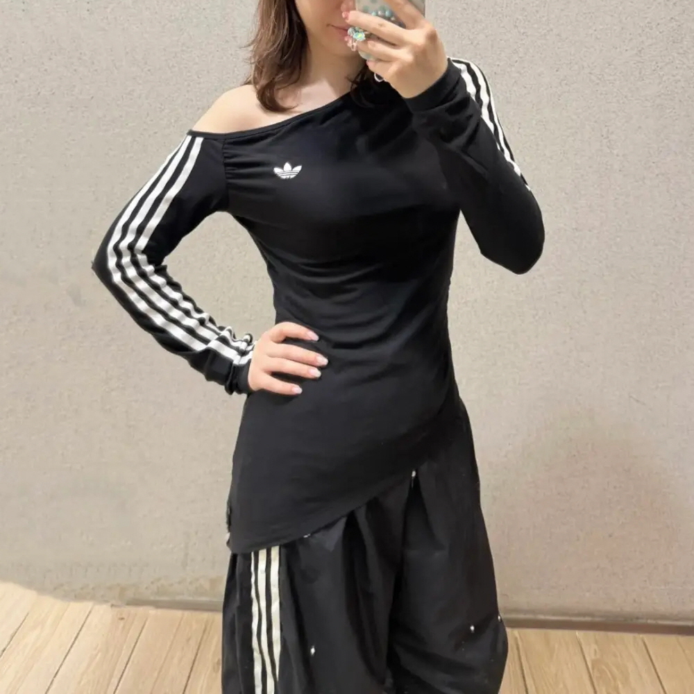 아디다스 우먼스 오리지널 원숄더 비대칭 슬림핏 긴팔 티셔츠 블랙 LE8310 - 상세 이미지 2