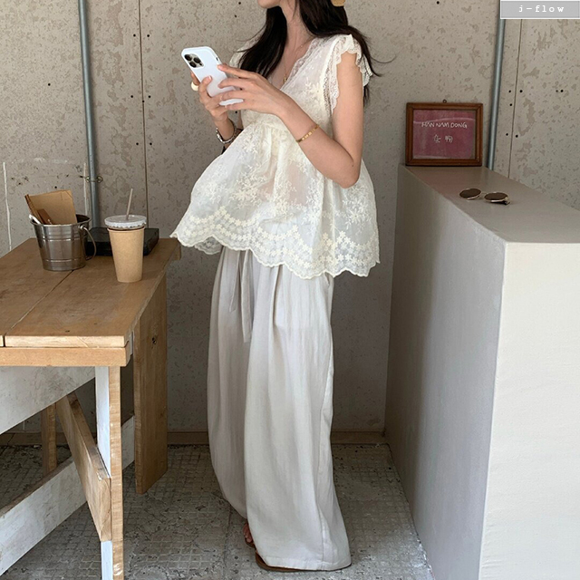 나빈 레이스 자수 시스루 브이넥 블라우스 1col 여름 아일렛 A라인 하프 제이플로우 - 상세 이미지 4