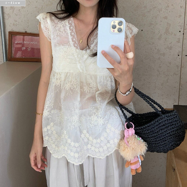 나빈 레이스 자수 시스루 브이넥 블라우스 1col 여름 아일렛 A라인 하프 제이플로우 - 상세 이미지 2