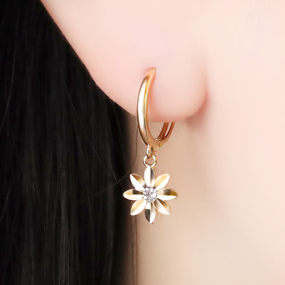 주리에떼 14K 18K 여성 데일리 플라워 골드 큐빅 플리카 원터치 링 귀걸이 - 상세 이미지 4