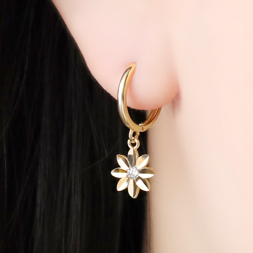 주리에떼 14K 18K 여성 데일리 플라워 골드 큐빅 플리카 원터치 링 귀걸이 - 상세 이미지 3