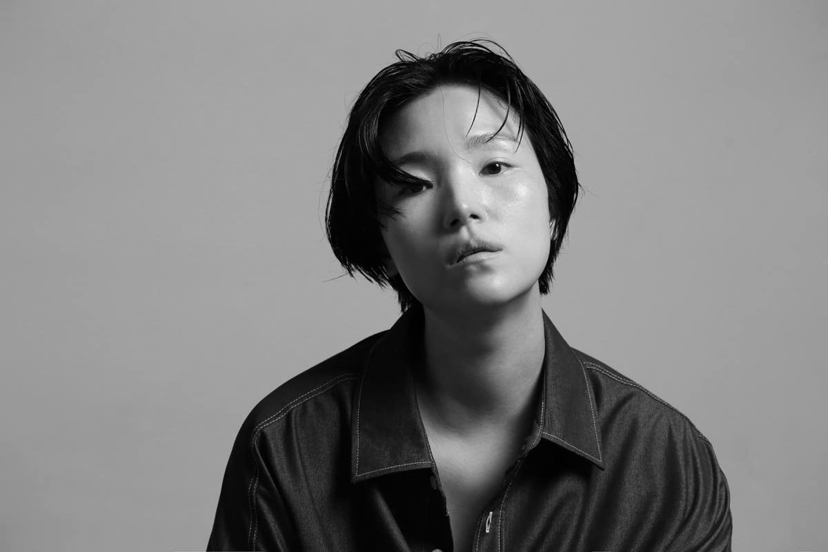 SHINE.COMPANY 프로필 사진 화보 흑백 촬영 그레이 무배경