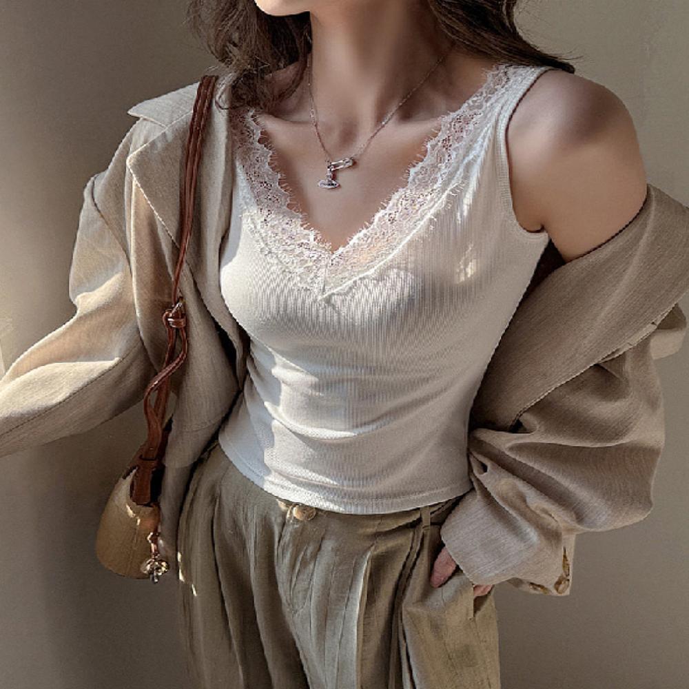슬림핏 브이넥 나시 여름 넥라인 레이스 민소매 러블리룩 여친룩 - 상품 이미지