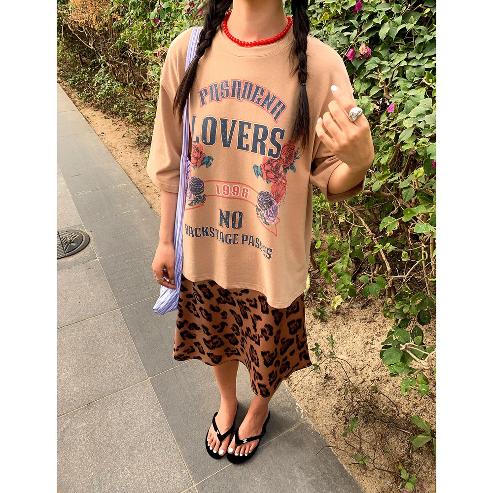 새틴 레오파드패턴 미디스커트 A라인 힙한 무드 감성 빈티지룩 고급재질 브라운베이지 - 상세 이미지 3