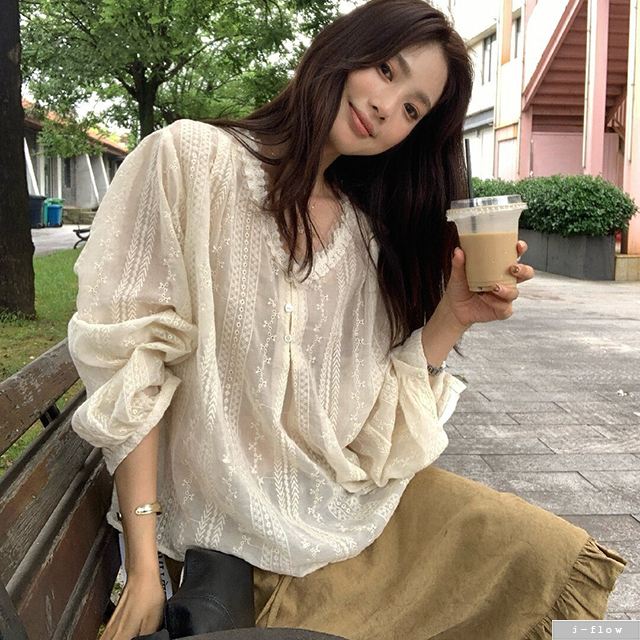 트셀 시스루 레이스 자수 아일렛 버튼 블라우스 1col 가을 봄 루즈핏 벌룬 제이플로우 - 상품 이미지