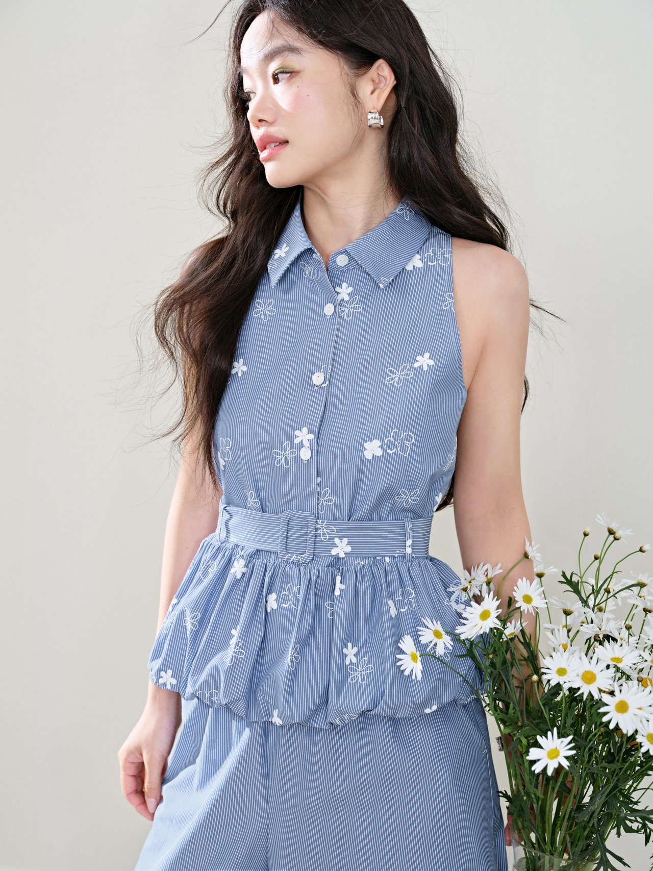 쿠오세 KUOSE 여성 블루 플라워 디테일 벨트 탑 - 상품 이미지