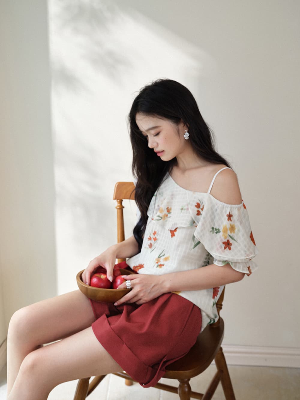 쿠오세 KUOSE 여성 플라워 언발 오프숄더 블라우스 - 상품 이미지