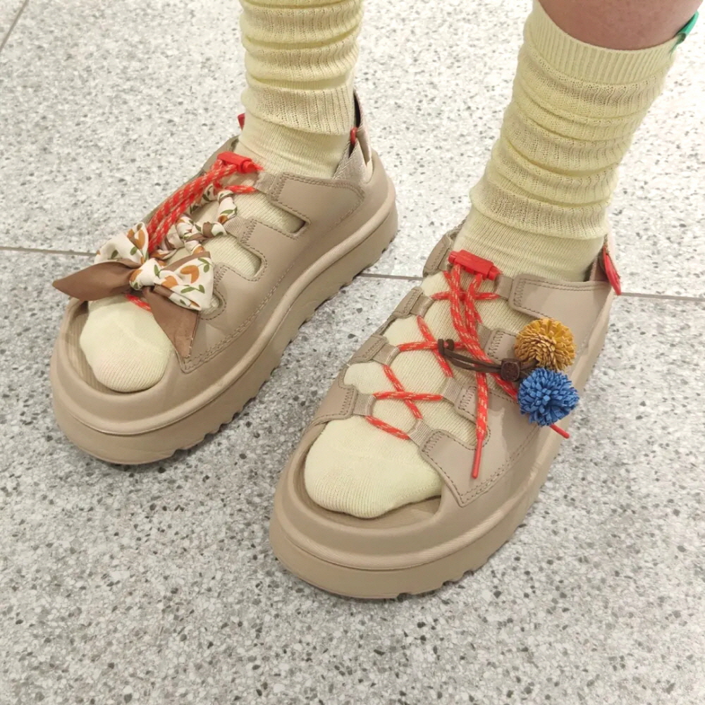 UGG 어그 골든글로우 토글 우먼스 플랫폼 샌들 머스타드 1179370-MDSD - 상품 이미지