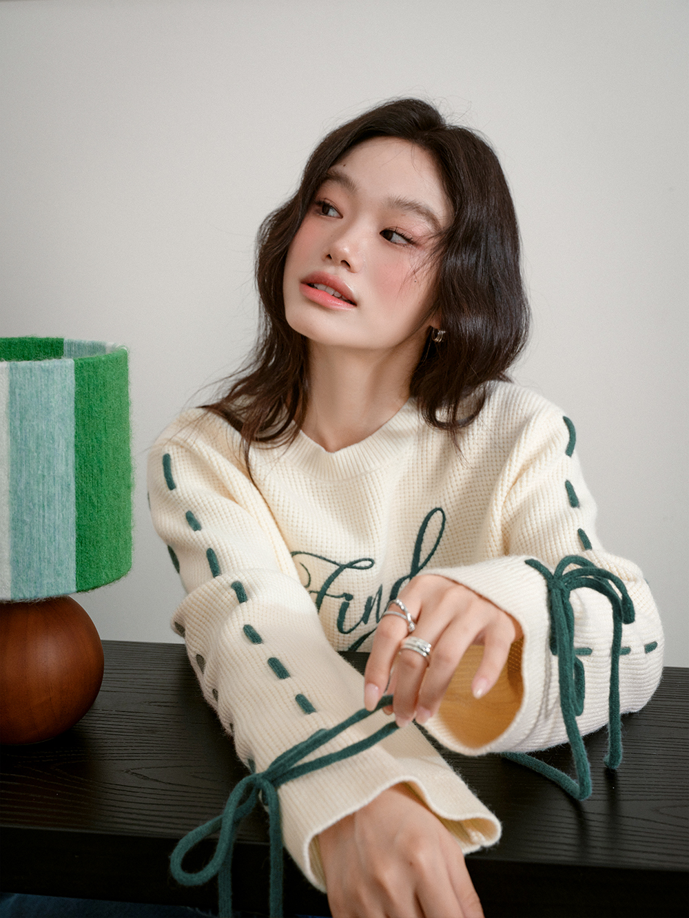 쿠오세 KUOSE 여성 로프 장식 소매 스웨터 - 상세 이미지 2