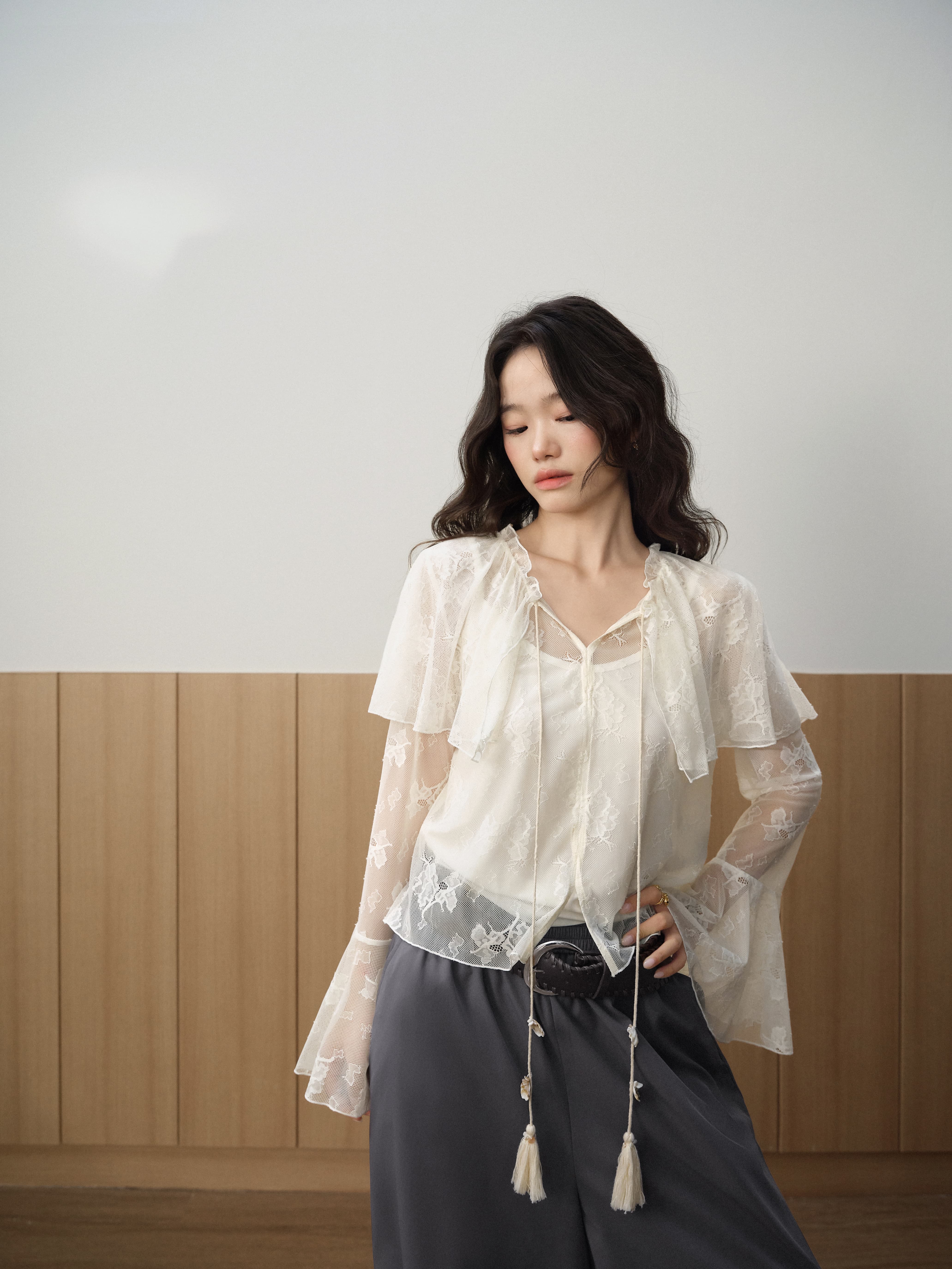 쿠오세 KUOSE 여성 숄 케이프 레이스 플라워 펀칭 블라우스 - 상세 이미지 4