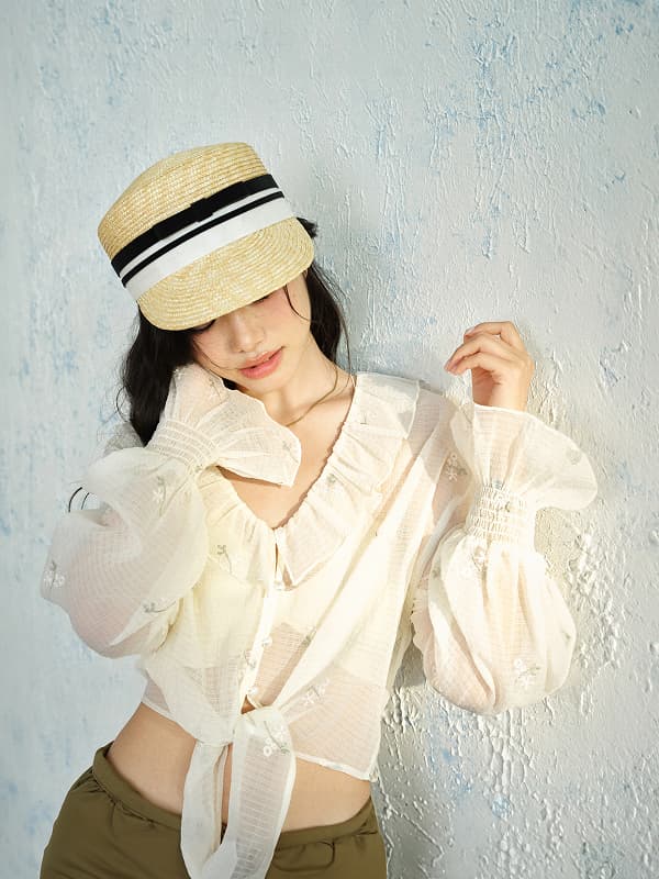쿠오세 KUOSE 여성 러플 브이넥 자수 시어 블라우스 - 상품 이미지