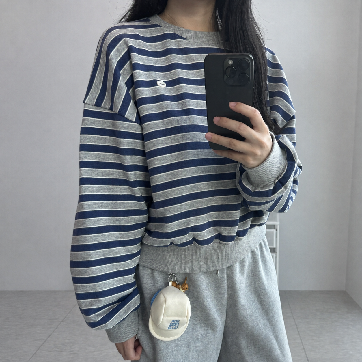 여성 스트라이프 세미 크롭 맨투맨 오버핏 단가라 데일리룩 출근룩 간절기 가을 긴팔티 - 상세 이미지 4