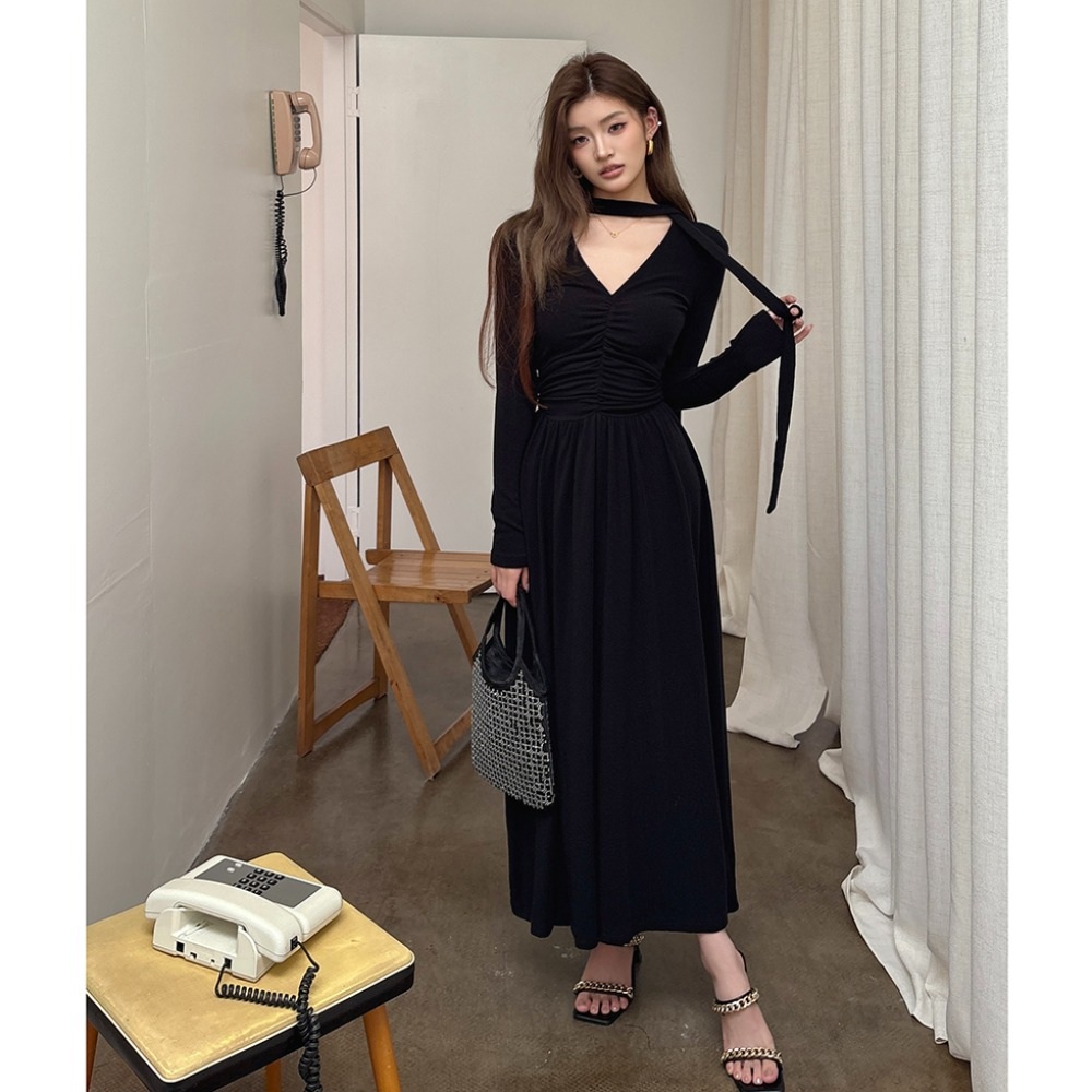 여성 간절기 V넥 스카프 블랙 롱원피스 긴소매 셔링 슬림핏 데일리룩 - 상세 이미지 3
