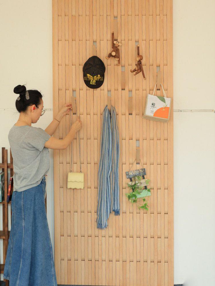 벽걸이 옷걸이보드 원목 우드 행거 현관 인테리어 수납 걸이 63x102cm - 상세 이미지 3