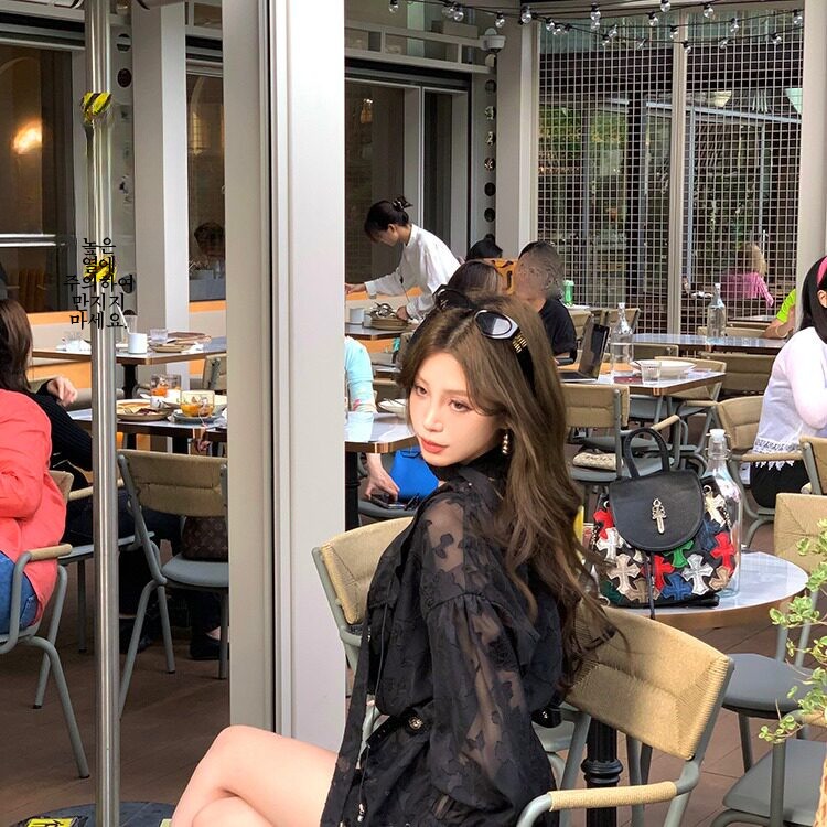 시스루 레드 블라우스 여리여리한 감성룩 페미닌 데이트룩 러플 장식 - 상세 이미지 5