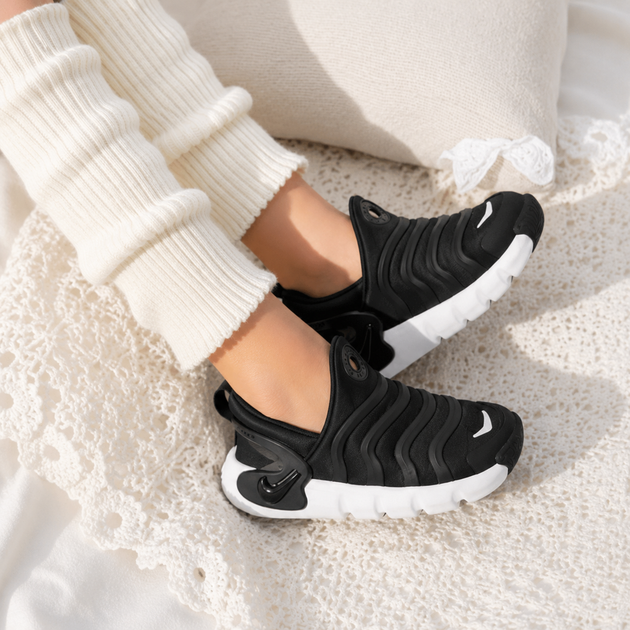 [국내매장판] 나이키 키즈 운동화 다이나모 이지온 고 프리 혼자신는 끈없는 슬립온 신발 블랙화이트, 170 - 상품 이미지
