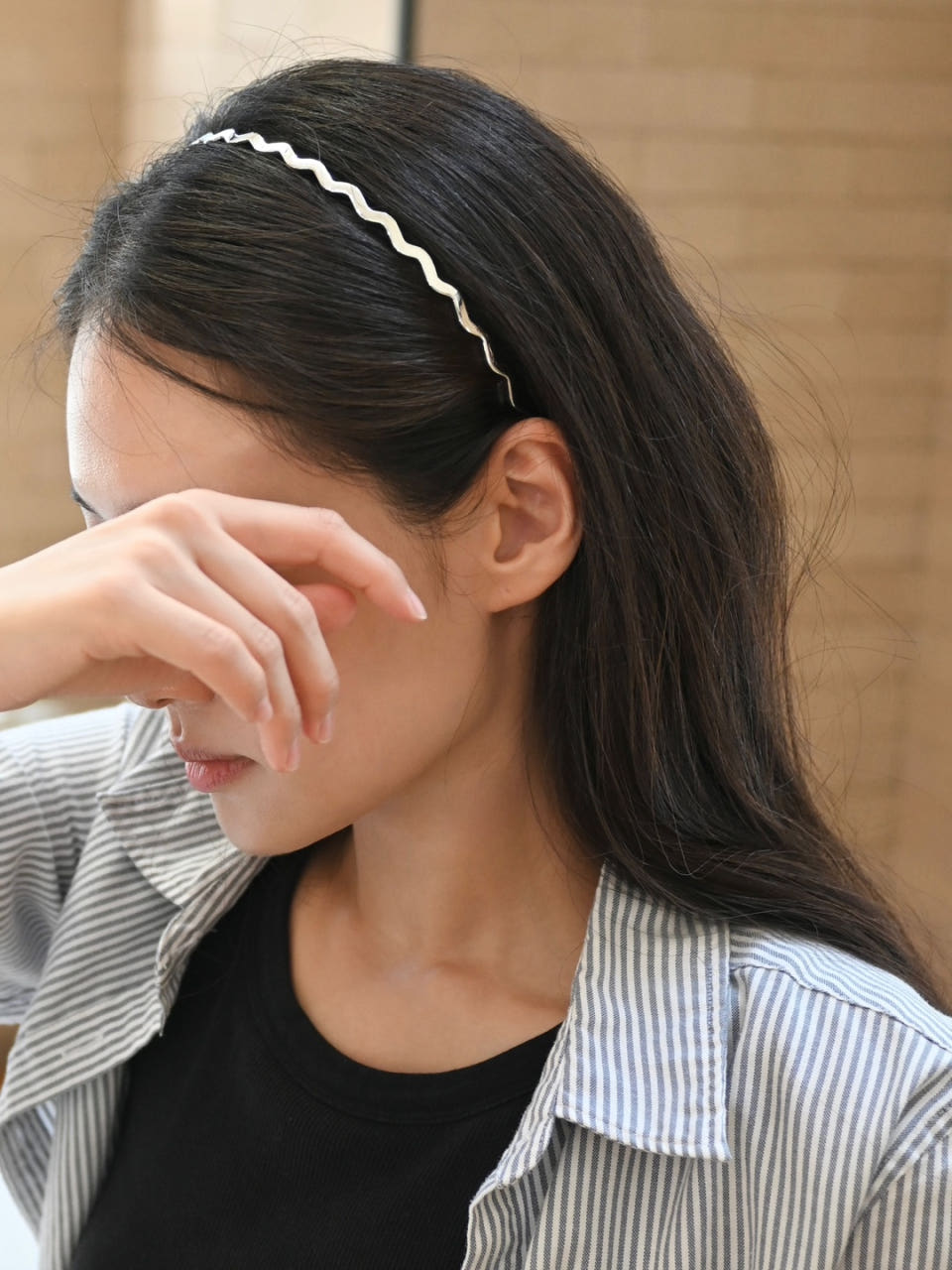 웨이브 메탈스타일 얇은 헤어밴드 슬림 머리띠 귀안아픈 편안한 플라스틱 데일리 심플 실버 - 상품 이미지