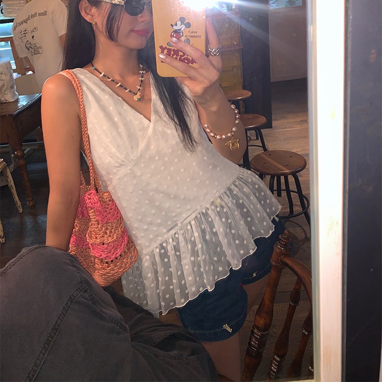 브이넥 꽃패턴 쉬폰민소매블라우스 밑단플레어디자인 뒷부분끈리본포인트 화이트 - 상품 이미지