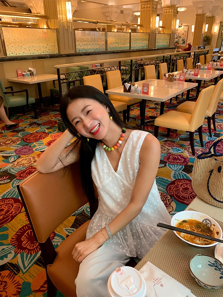 브이넥 꽃패턴 쉬폰민소매블라우스 밑단플레어디자인 뒷부분끈리본포인트 화이트 이미지 6