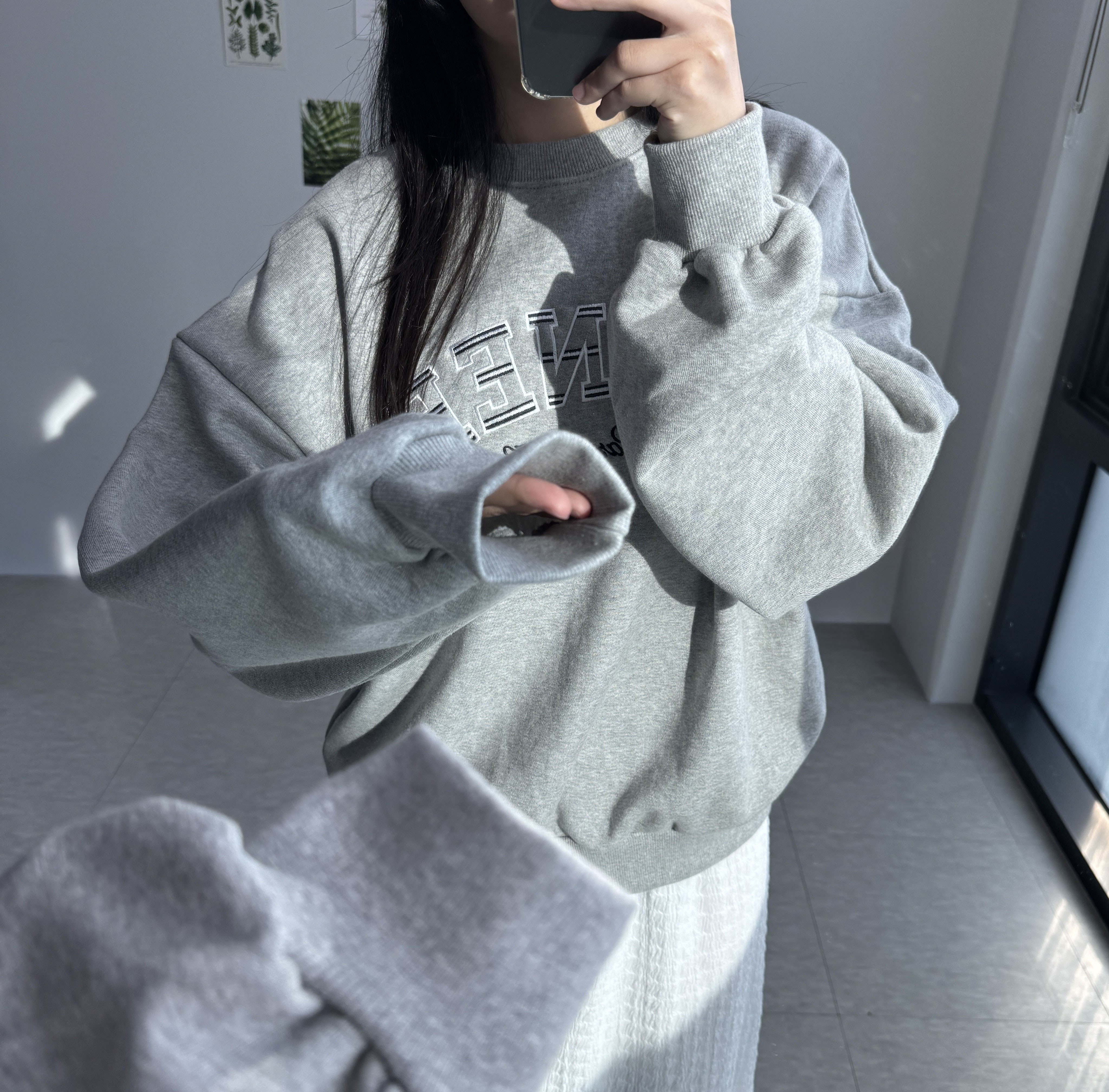 여성 파리 자수 맨투맨 루즈핏 가을 간절기 긴팔 티셔츠 기본 베이직 스웨트셔츠 이미지 6