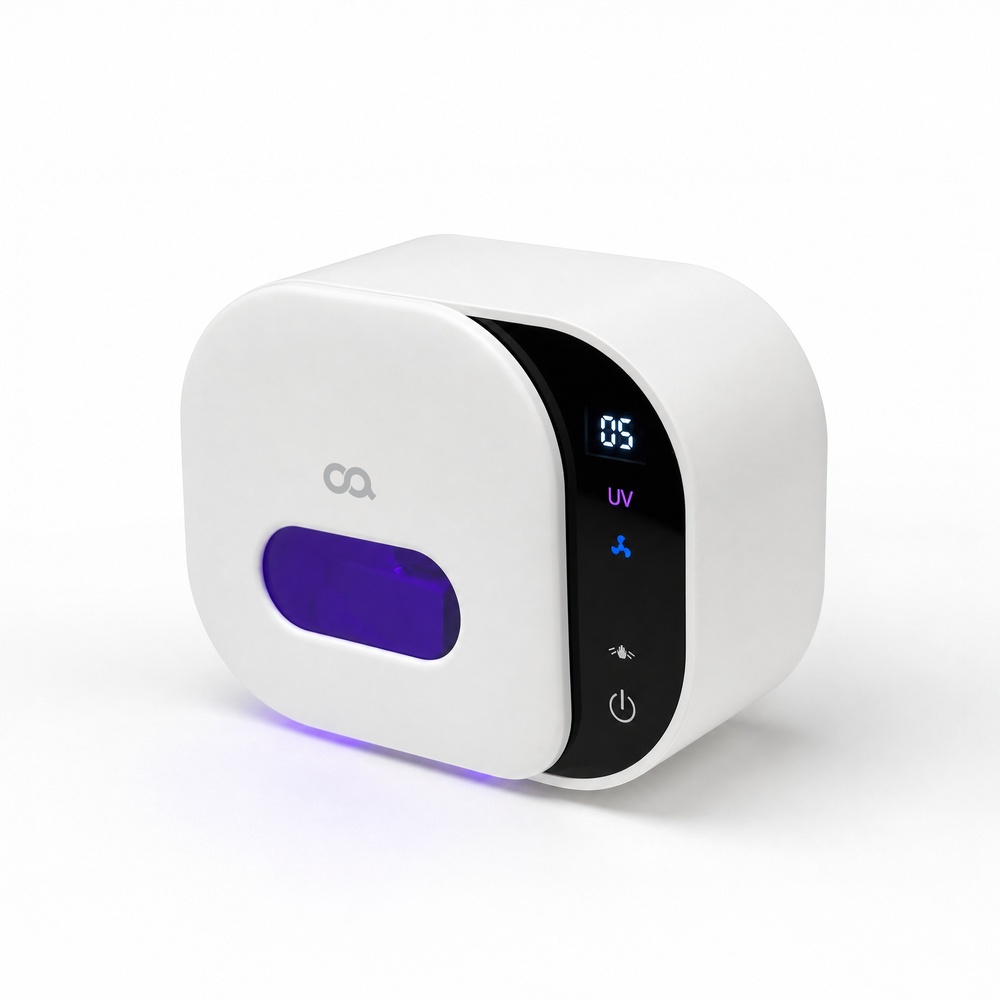 살균기 정면에서 보라색 UV 라이트가 점등된 상태로 작동 중이며, 우측 검은색 패널에 온도, UV, 바람 건조, 센서 등의 기능 표시가 보이는 화면