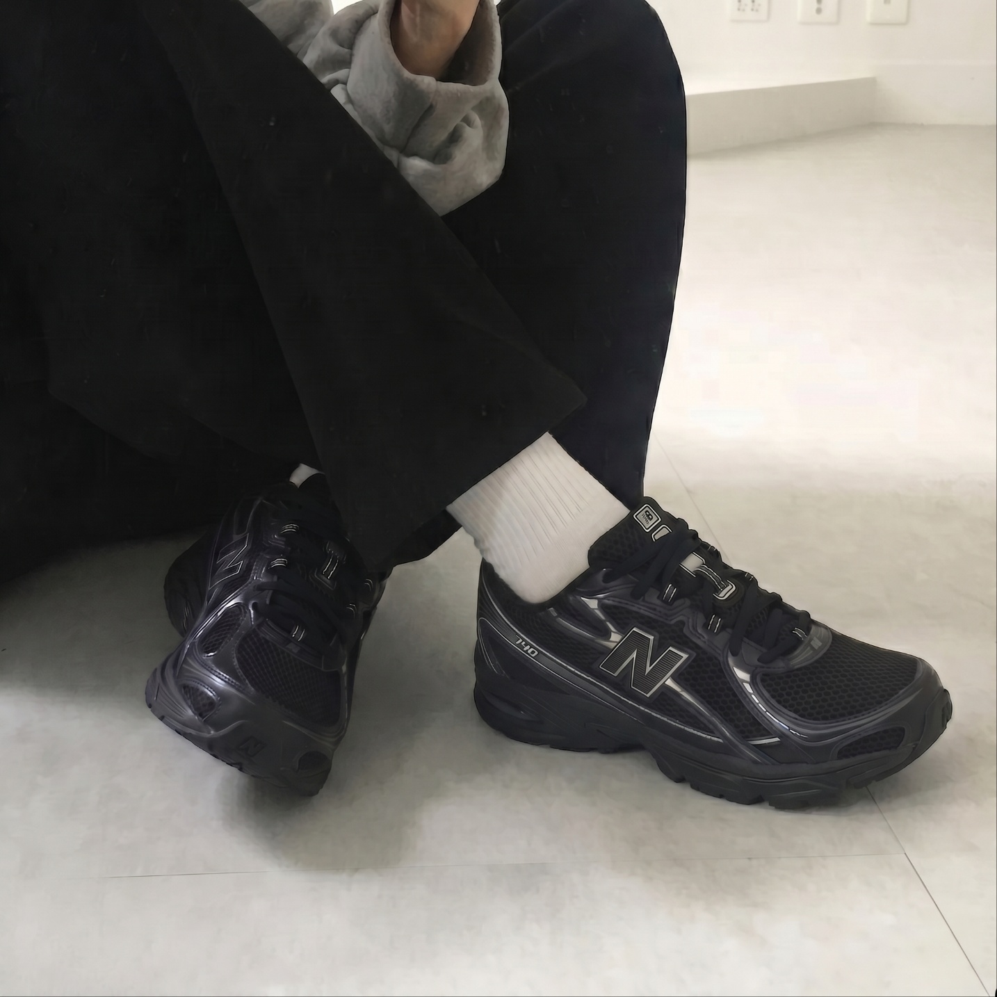 국내매장판 뉴발란스 740 블랙 실버 - 메인 이미지