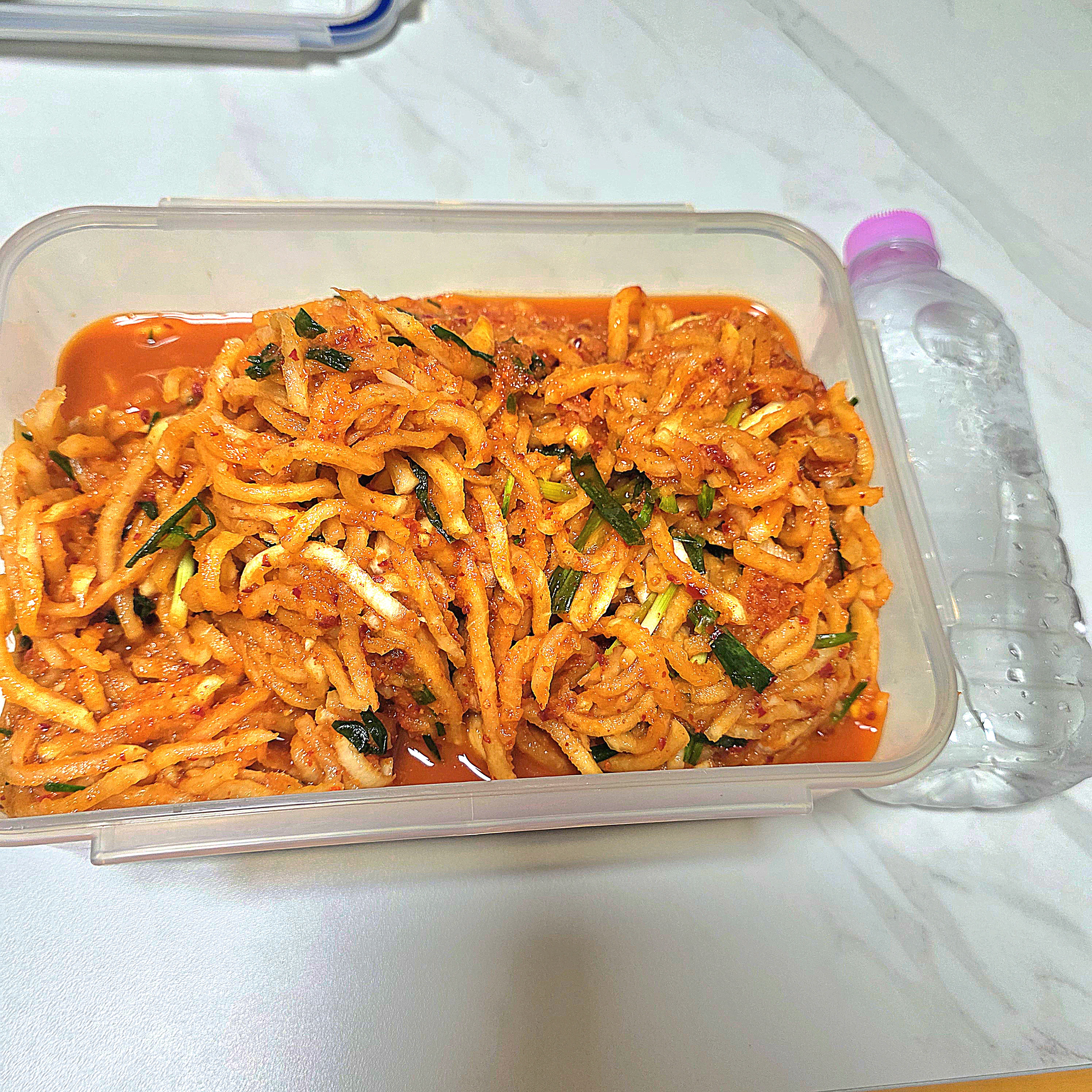 소배기 매운 무생채 김치 국내산 아삭한 무채김치 보쌈용 업소용 비빕밥 매운맛 2kg - 상세 이미지 4