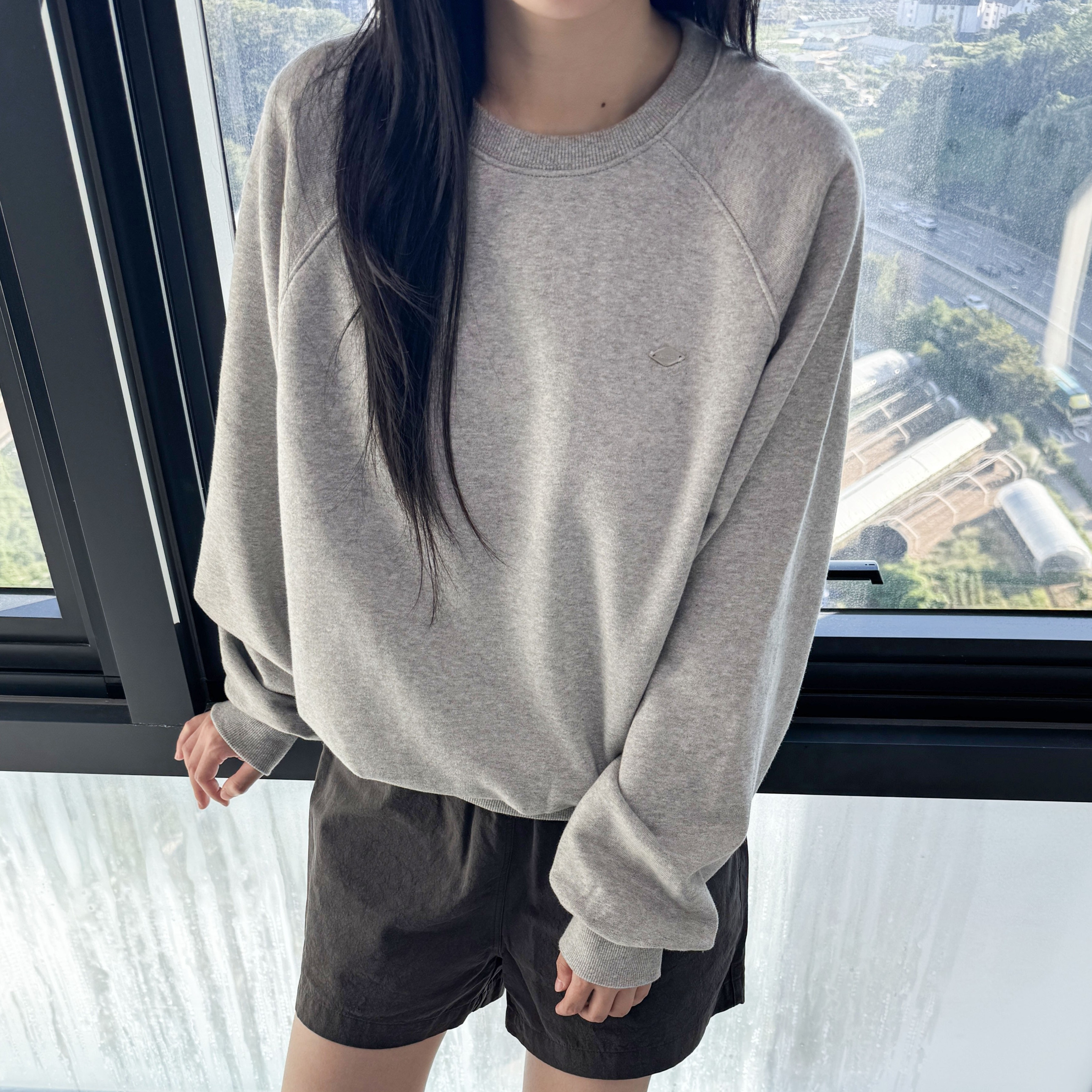 여성 나그랑 백포인트 무지 맨투맨 오버핏 가을 간절기 데일리룩 출근룩 밴딩 세미 크롭 티 - 상품 이미지