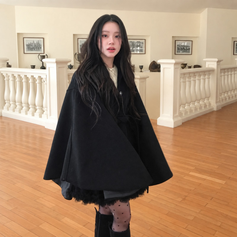 케이프코트 여성 망토 하프 코트 A라인 울 숏케이프 버튼 플레어 하객룩 블랙 - 상품 이미지